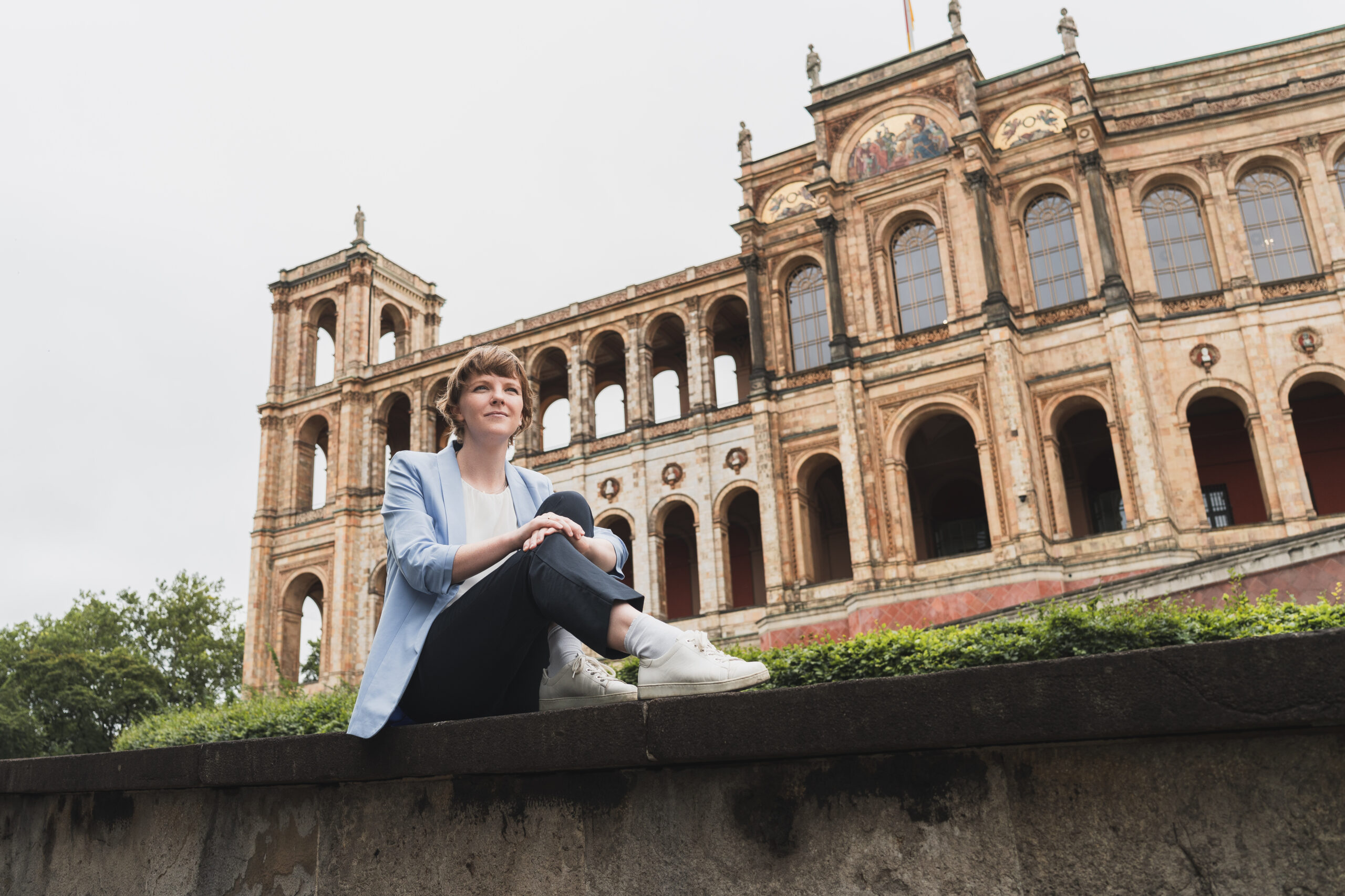 Anna sitzt auf Mauer vor LT