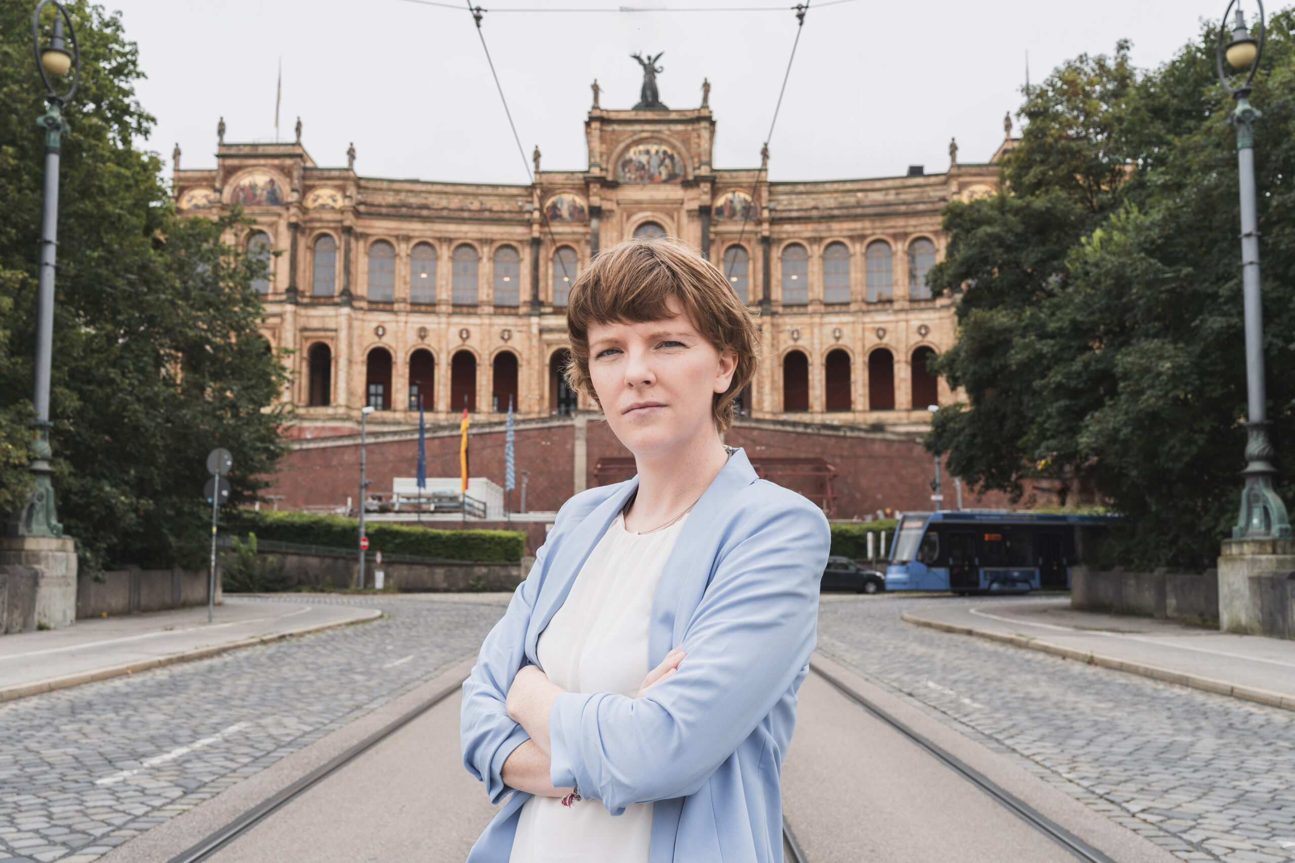 Anna steht ernst vor dem LT